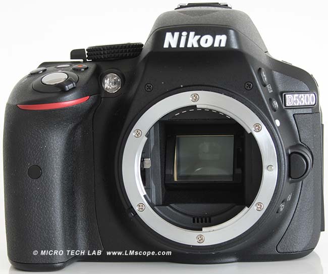 La Nikon D5300 en un microscopio, la versión más actual de las cámaras de  iniciación o para principiantes.
